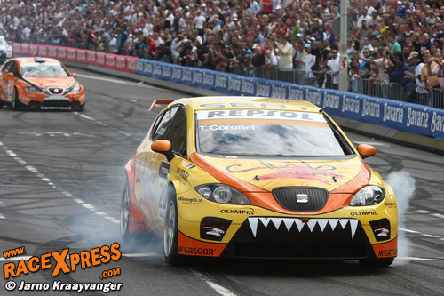 Tom Coronel en Seat vermaken publiek